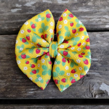 Load image into Gallery viewer, Yellow Strawberries Bow
